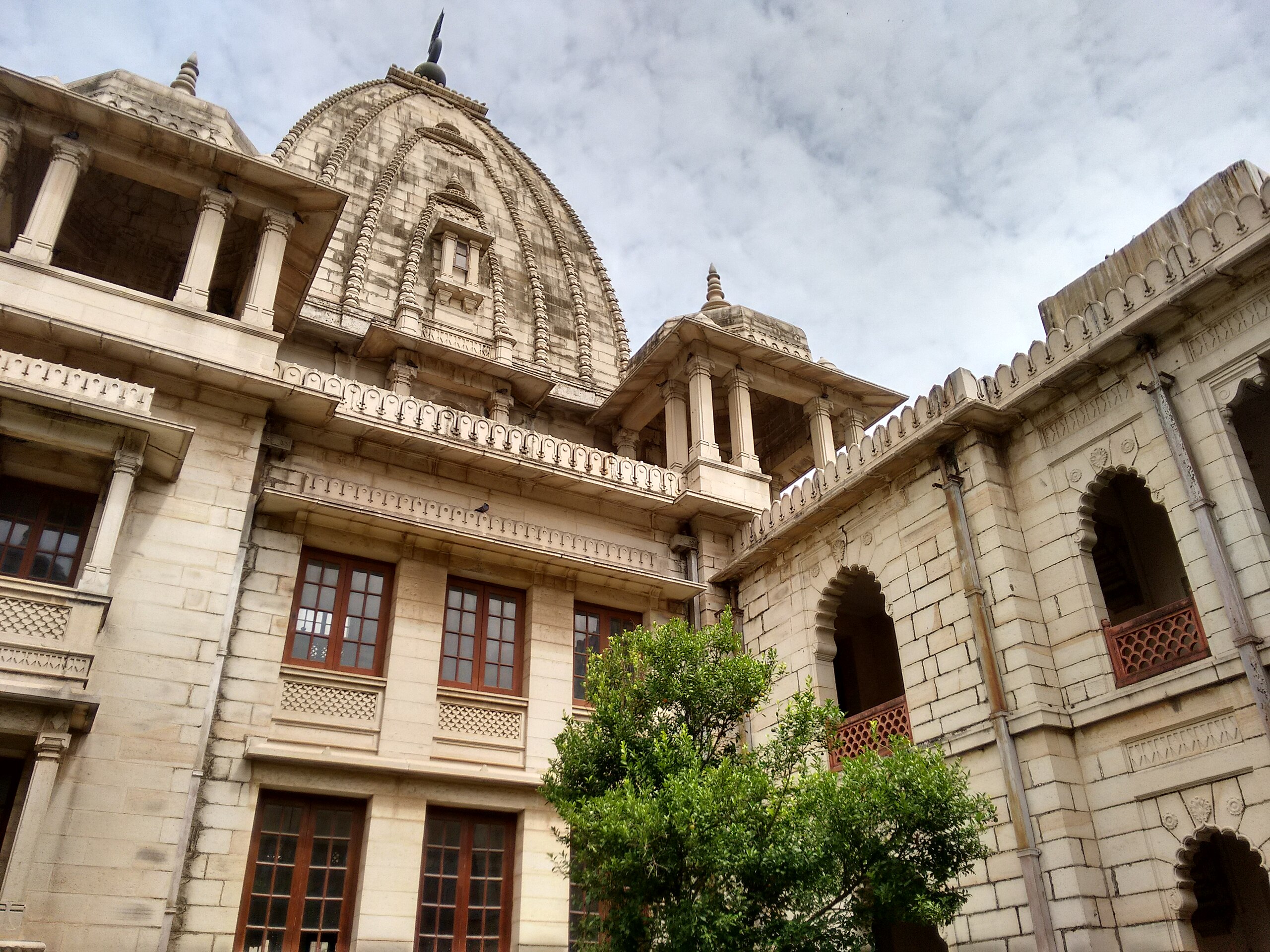 Kirti Mandir in Porbandar, Gujarat – Mahatma Gandhi’s birthplace and historic memorial site with traditional Gujarati architecture